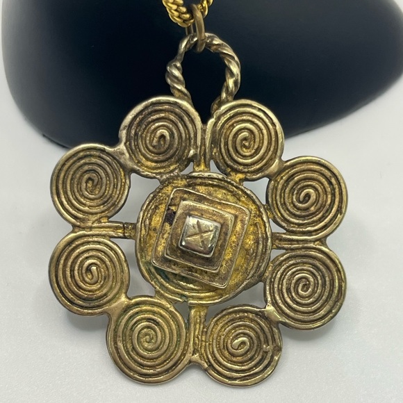 MMA Metropolitan Museum Art Gold tone Swirl Pendant Round Statement necklace - Picture 3 of 14